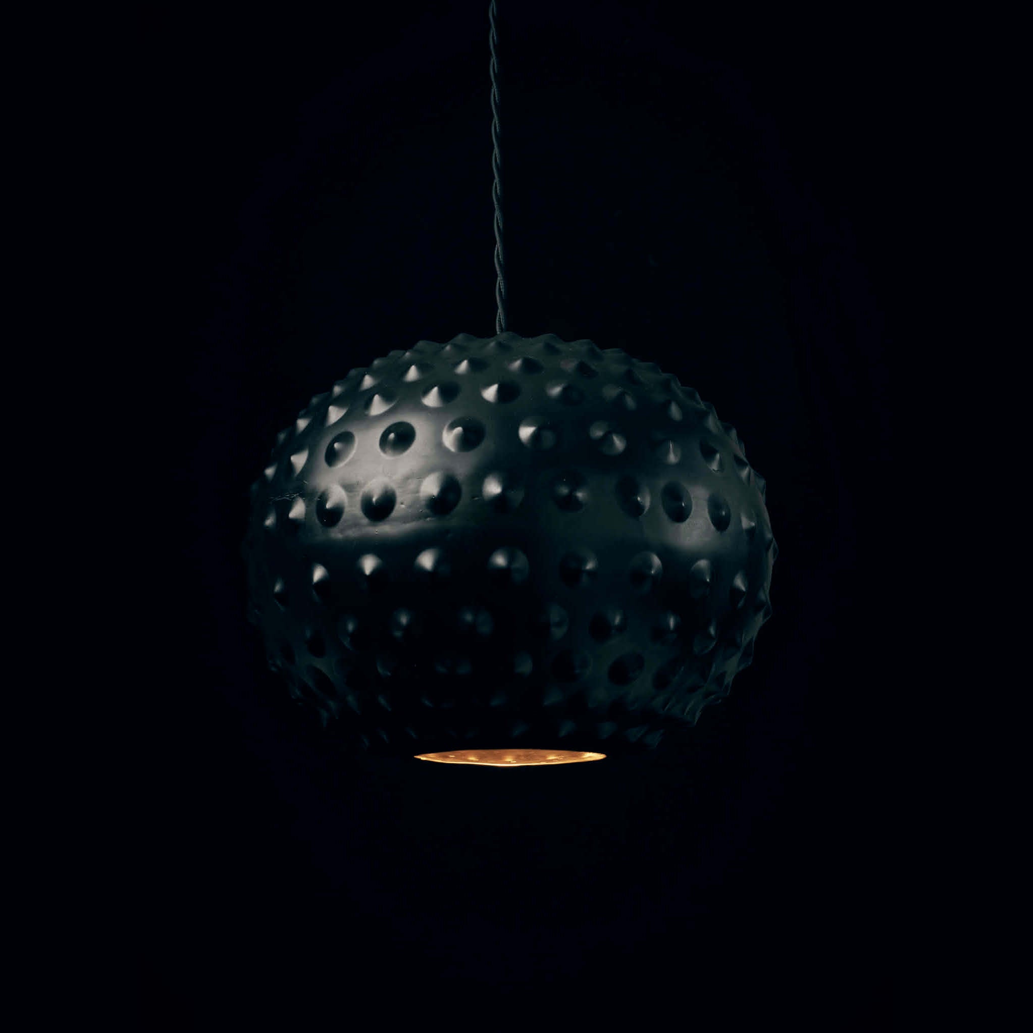 Pre-owned premium vintage taklampa med unik prickig metallskärm, scenbelysning